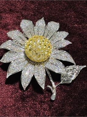 Sparkling Daisy Flower Brooch - Gold & Silver Crystal Accents